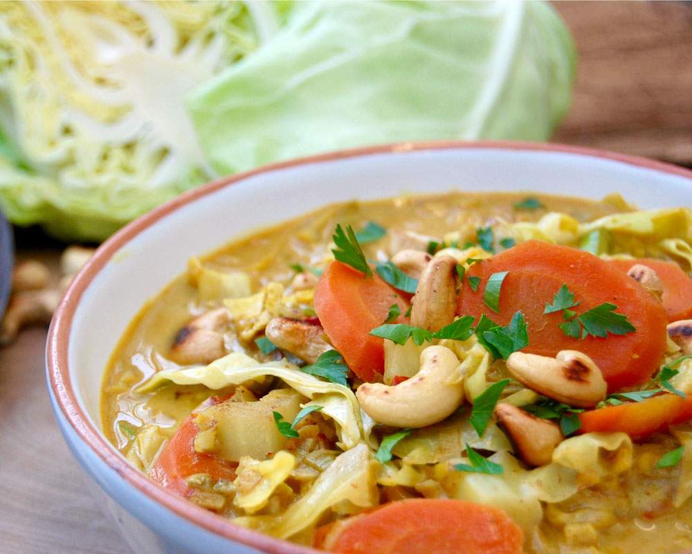 Veganes Spitzkohl-Curry mit Cashewkernen