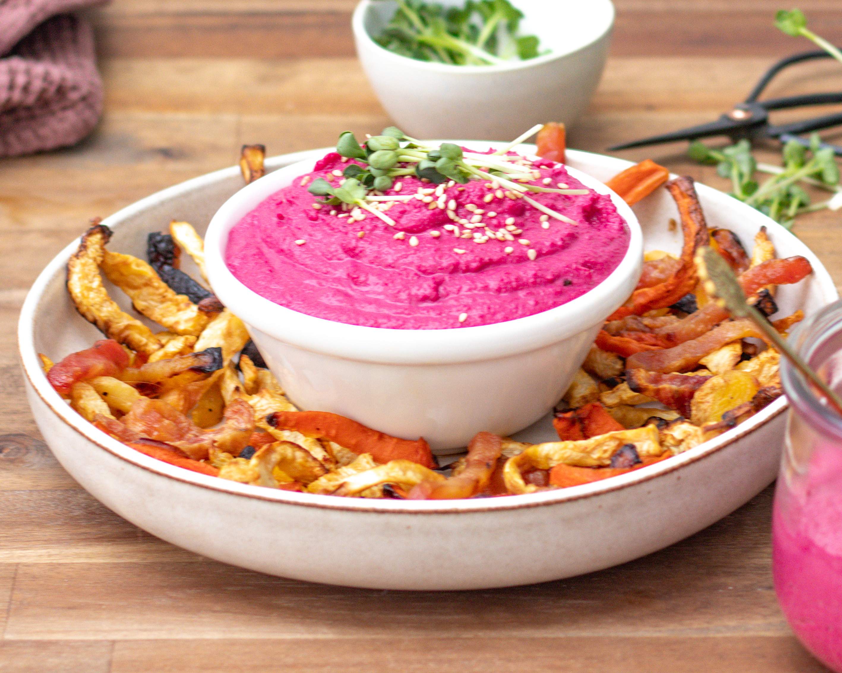 Rote-Bete-Hummus mit Wurzelgemüse-Pommes