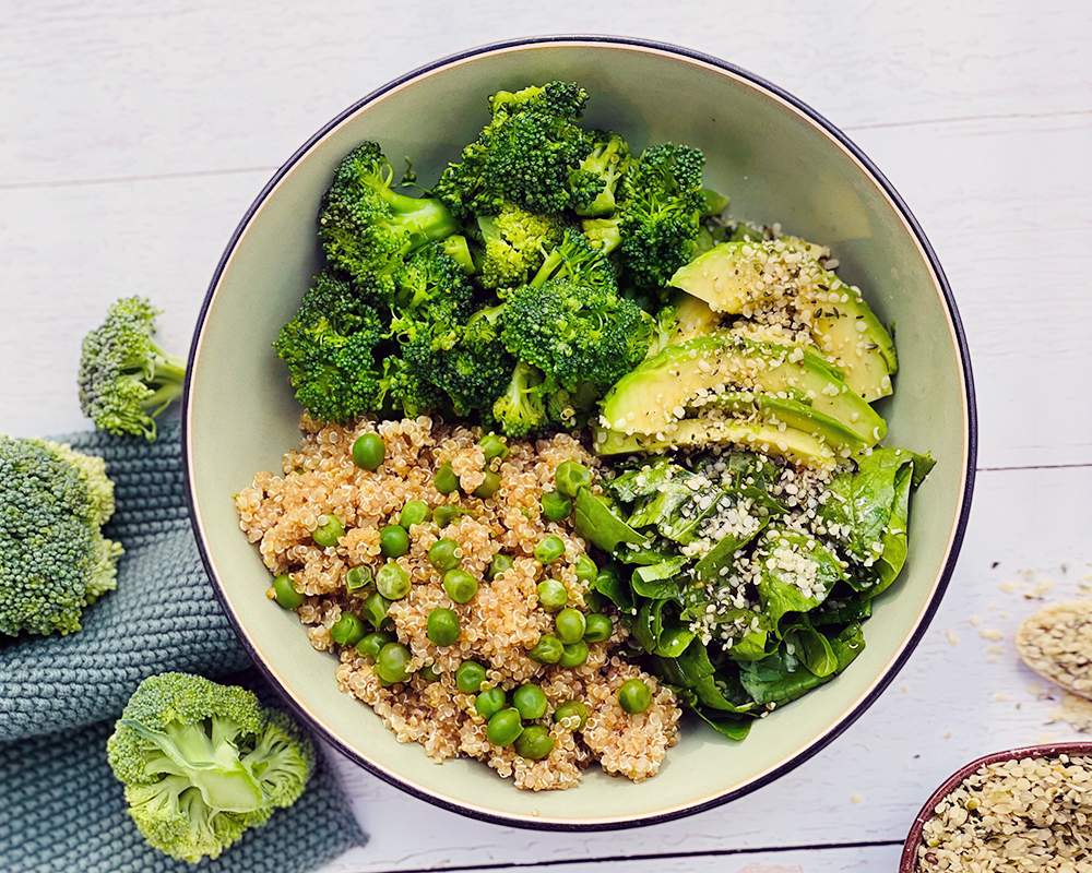 Broccoli-Spinat-Avocado-Bowl mit Quinoa