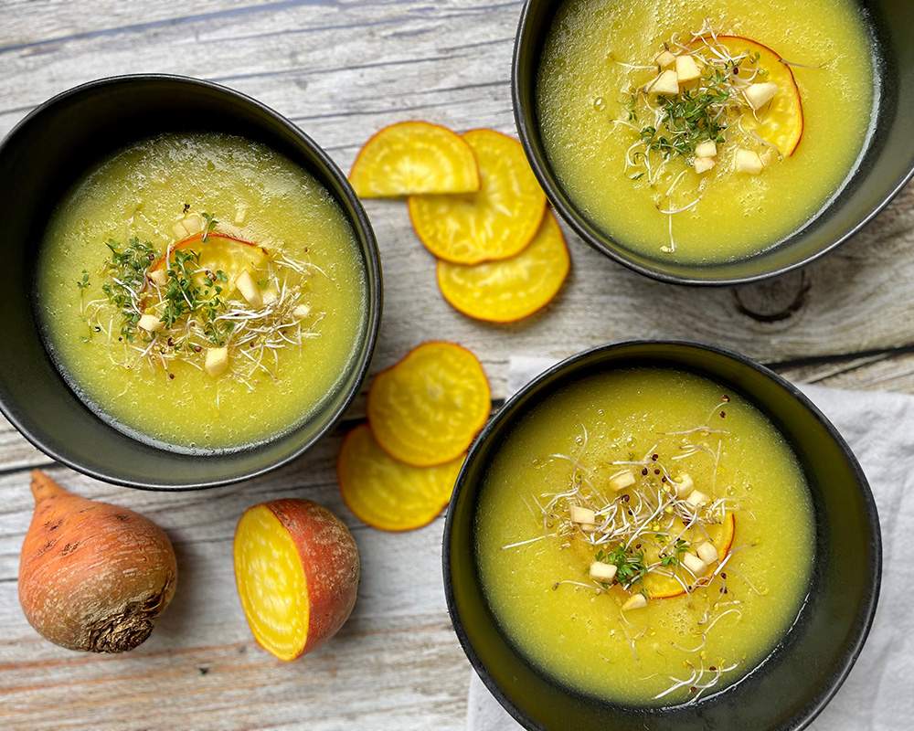 Gelbe Bete Suppe mit Sprossen