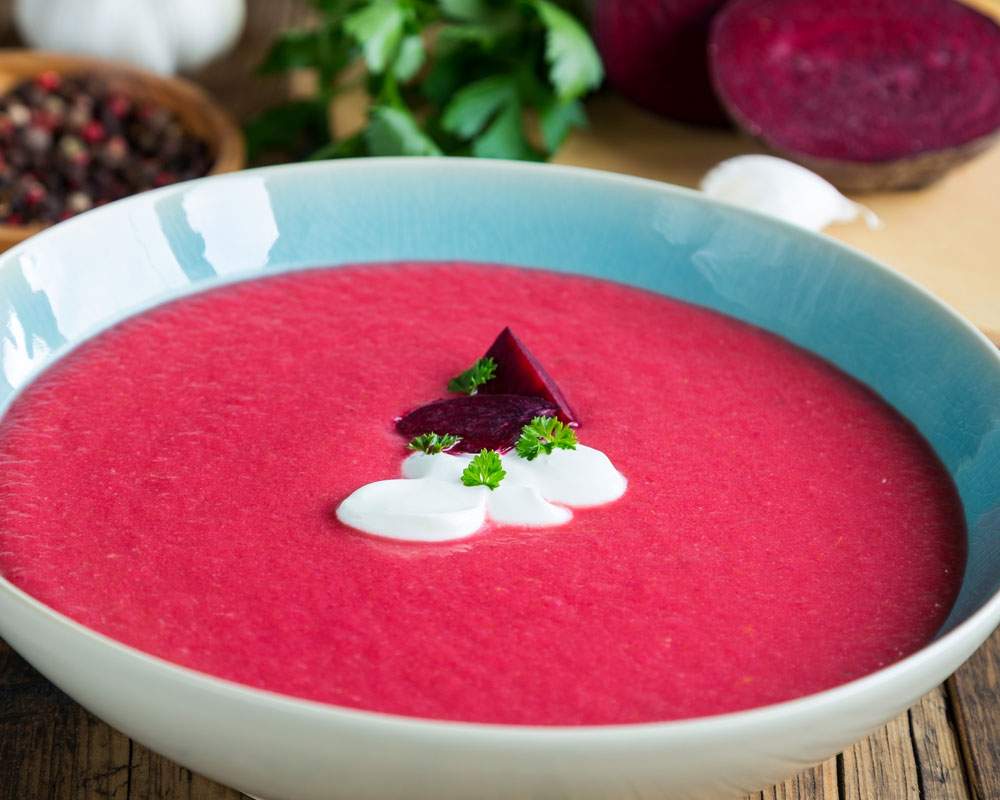 Rote Bete Suppe mit Sonnenblumenkernen