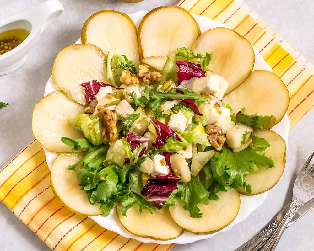 Endiviensalat mit Birne und Gorgonzola