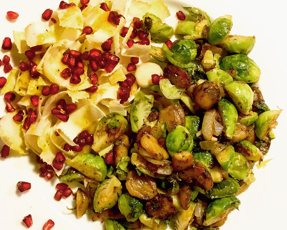 Rosenkohl-Maroni-Pfanne mit Chicoree-Granatapfel-Salat