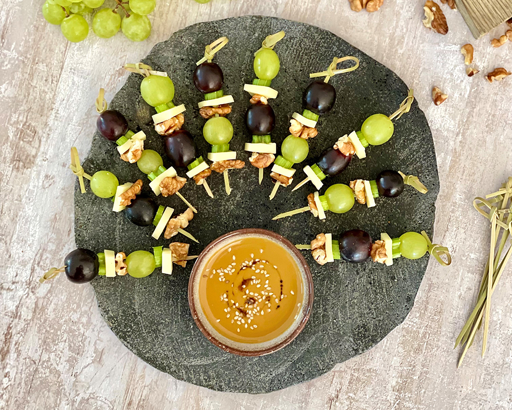 Trauben-Sellerie-Käse-Spieße mit Senf Dip