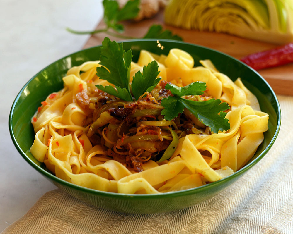 Tagliatelle mit pikantem Weißkohl