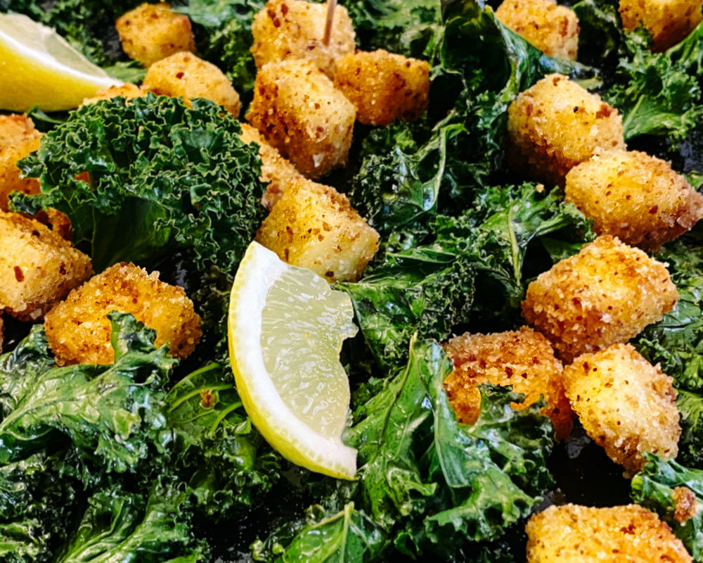 Grünkohlchips mit paniertem Grillkäse