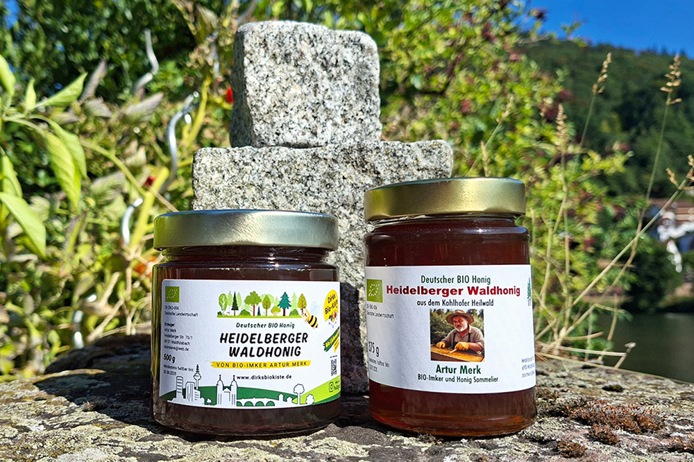Heidelberger Waldhonig in zwei verschiedenen Größen auf einer Sandsteinmauer